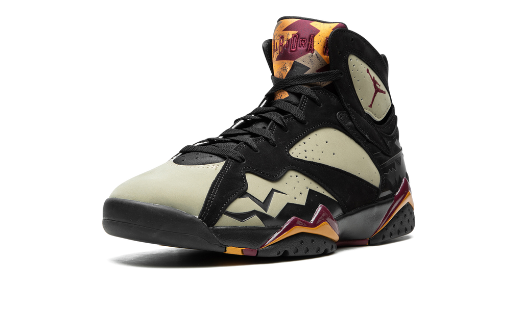 7 SE "Black Olive" DN9782 001